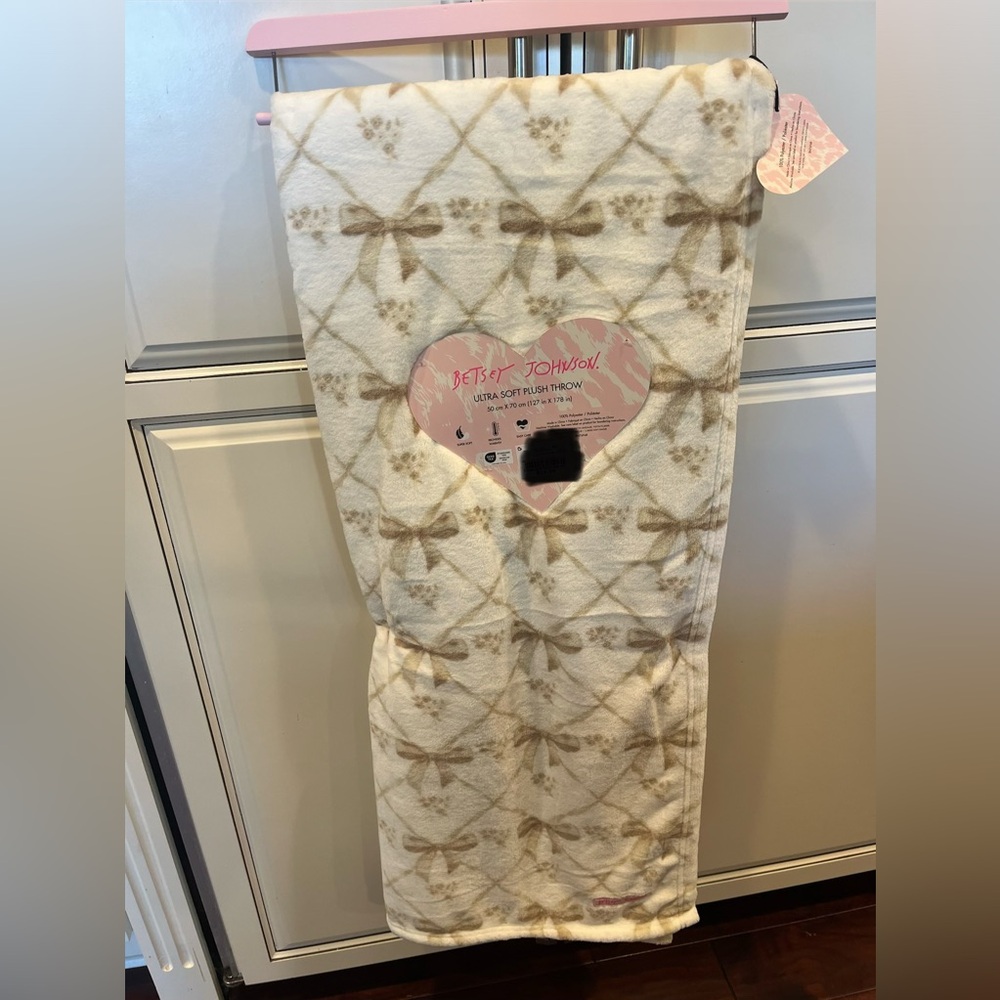 Betsey Johnson Throw Blanket- Cream and Tan Bows